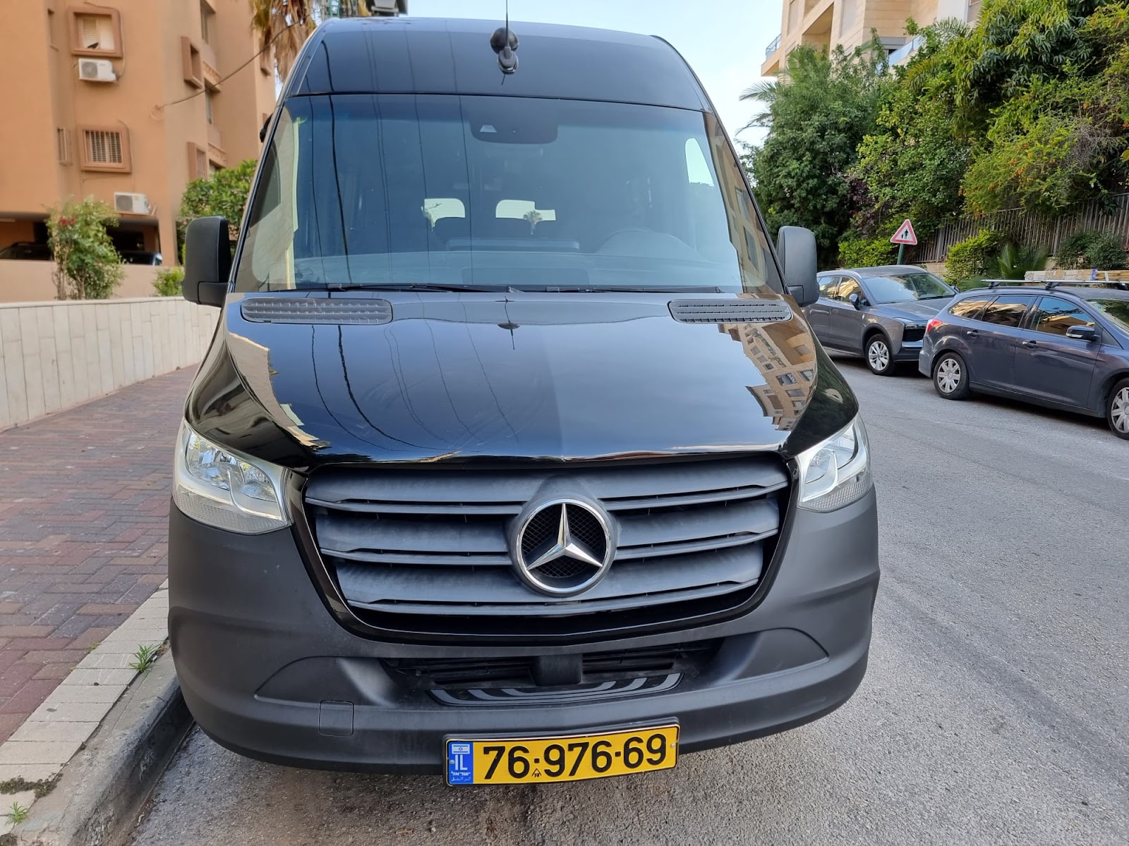מרצדס ספרינטר שחורה של Quick הסעות — חזית